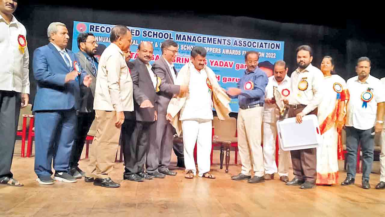 విద్యార్థులు తల్లిదండ్రుల కీర్తి ప్రతిష్టలు పెంచాలి