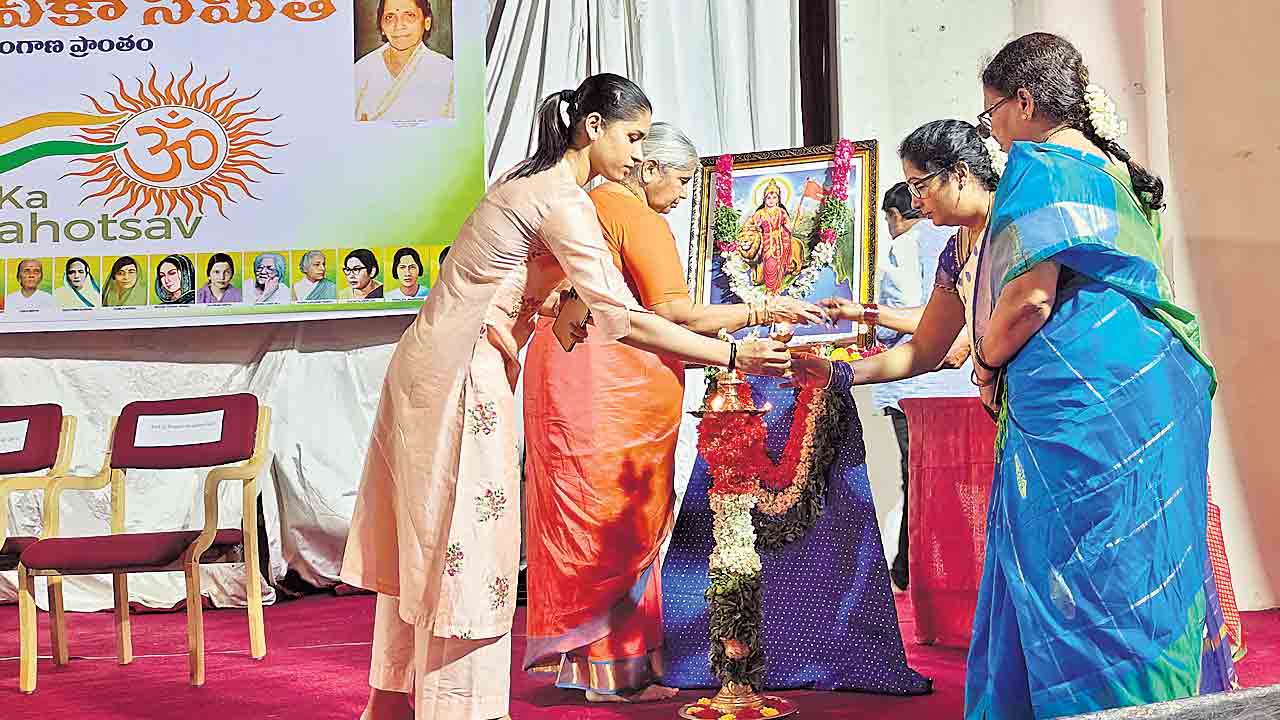 మహనీయుల త్యాగాలను స్ఫూర్తిగా తీసుకోవాలి