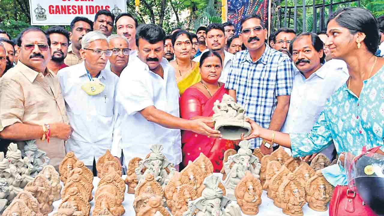 మట్టి విగ్రహాలను పూజించండి