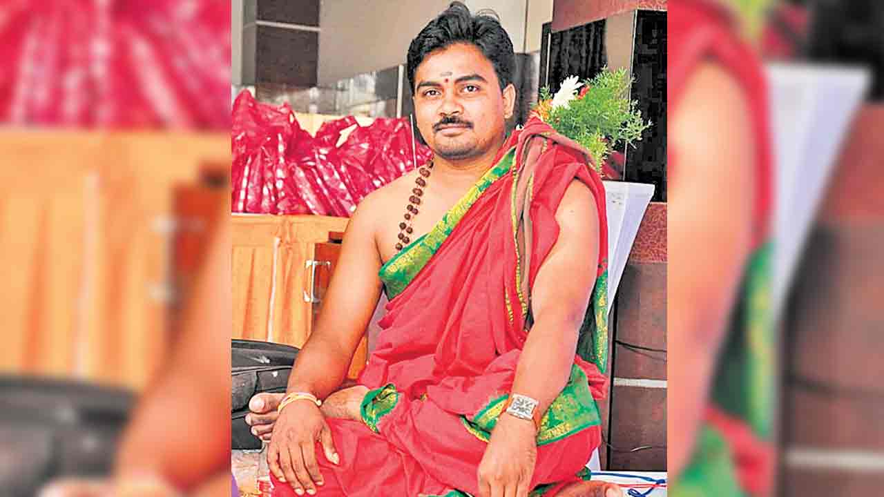 మిస్టరీగా పూజారి మృతి..