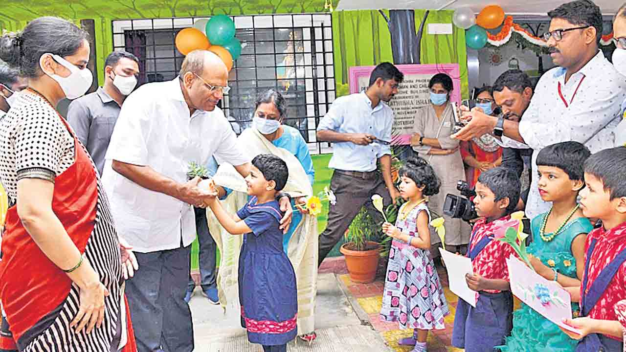 చిన్నారులను చూసి.. చలించిపోయి