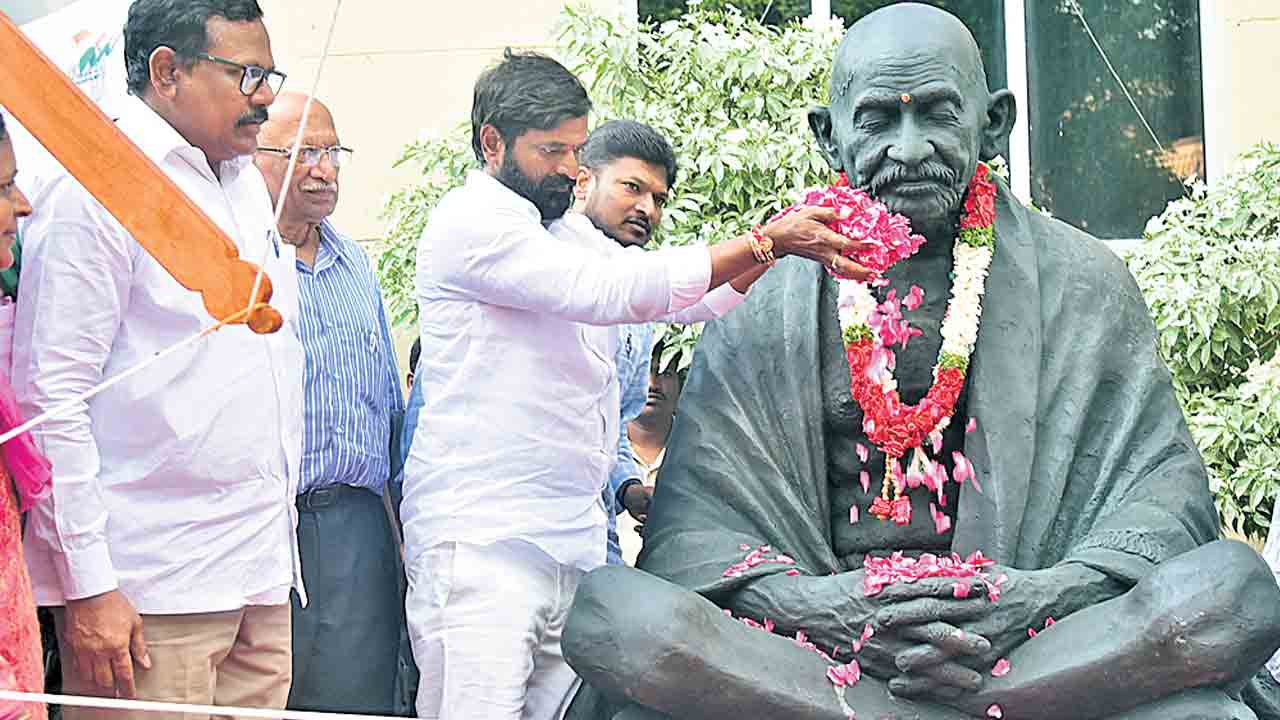 మహాత్ముడే స్ఫూర్తి..శాంతే మనమంత్రం