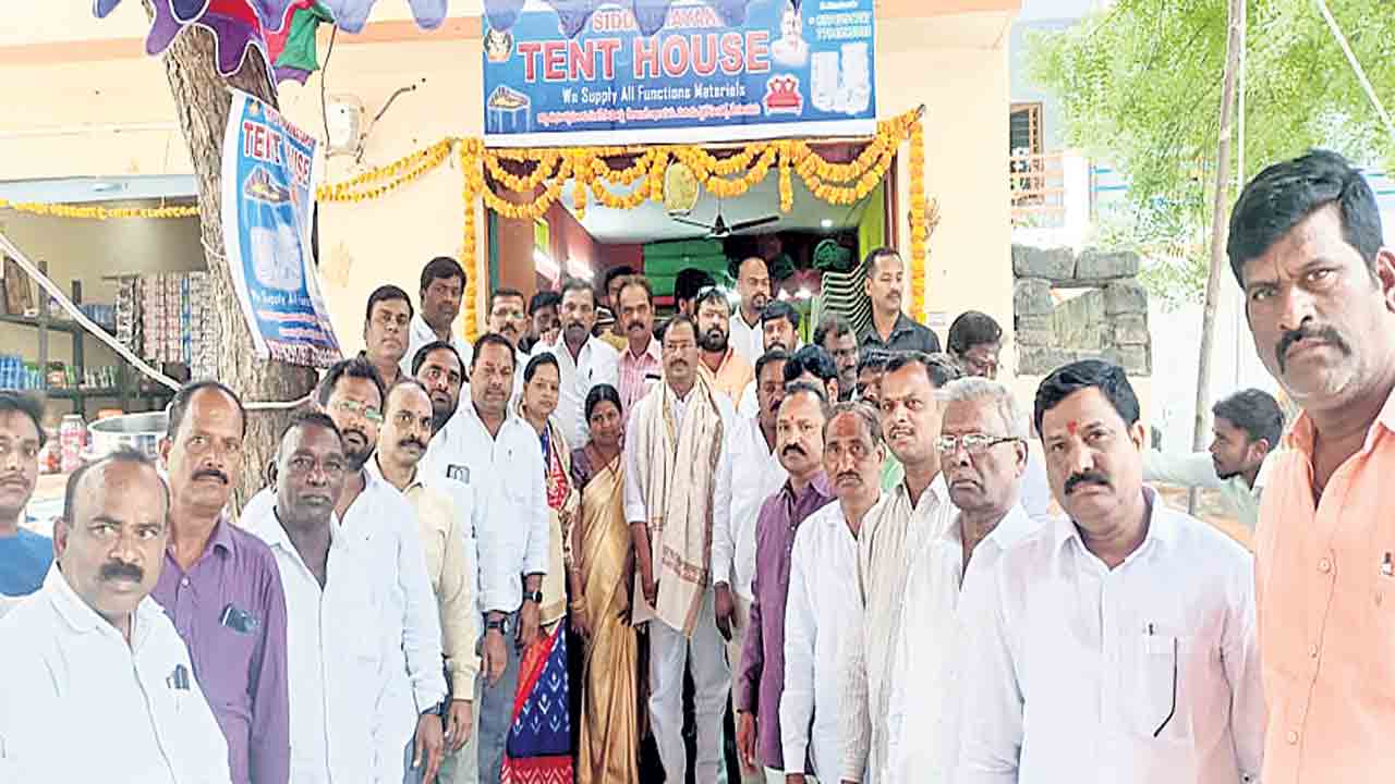 దళిత బంధుతో అభివృద్ధి చెందండి..