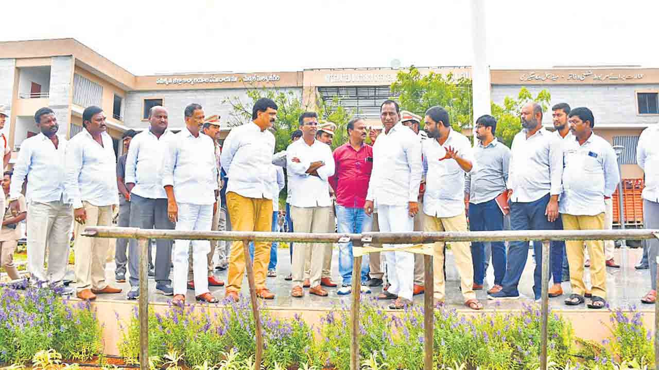 మేడ్చల్‌ కలెక్టరేట్‌ ప్రారంభోత్సవానికి సిద్ధం