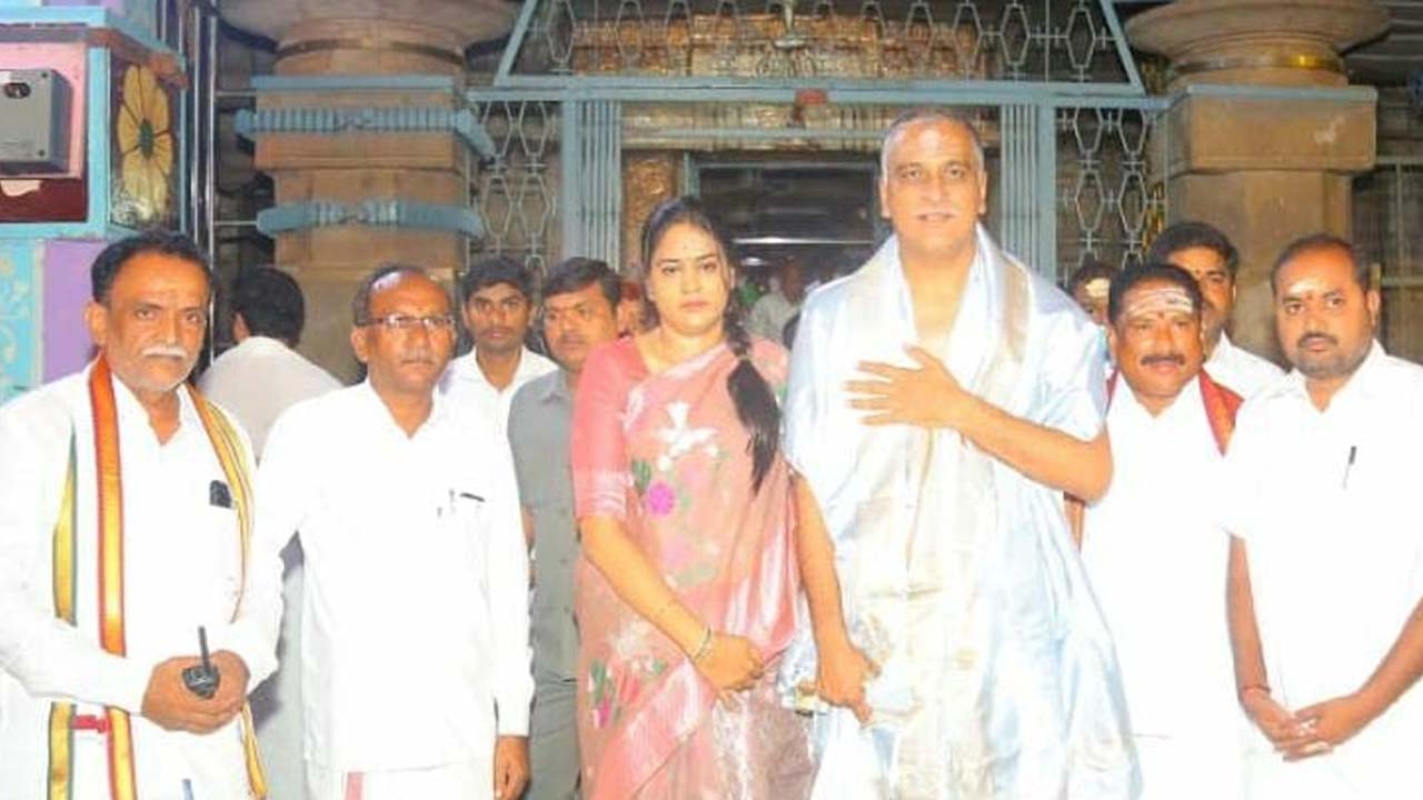 శ్రీశైల భ్రమరాంబ మల్లికార్జునుడి సేవలో మంత్రి హరీశ్‌రావు