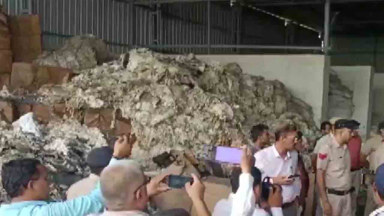 విష వాయువు పీల్చడంతో నలుగురు మృతి