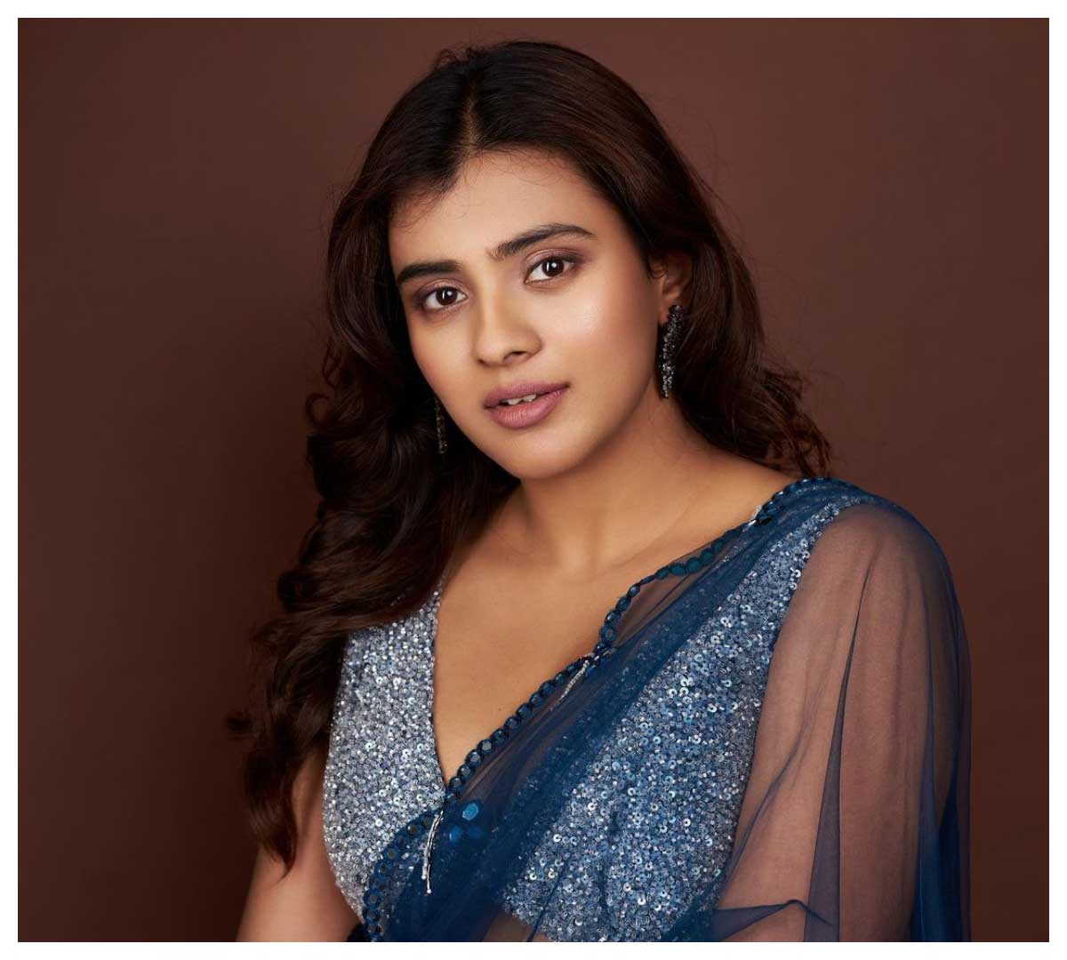 Hebah Patel | బ్లూ క‌ల‌ర్ శారీలో క‌వ్విస్తున్న హెబ్బా పటేల్..