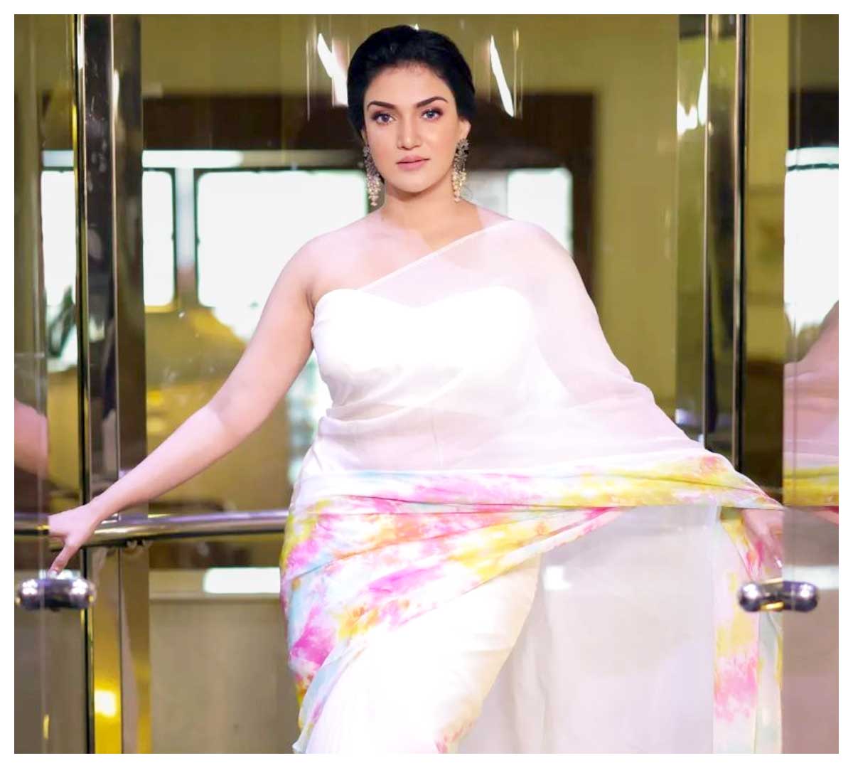 Honey Rose | వైట్ శారీలో హనీ రోజ్ అందాల హొయ‌లు..