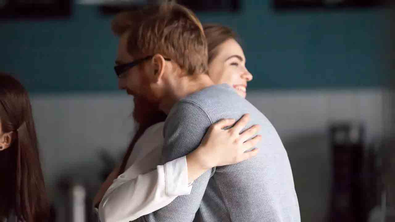 Hug | ఆమెను కౌగిలించుకున్నందుకు.. రూ.లక్ష నష్టపరిహారం ఇవ్వాలన్న కోర్టు.. కారణం ఏంటంటే?