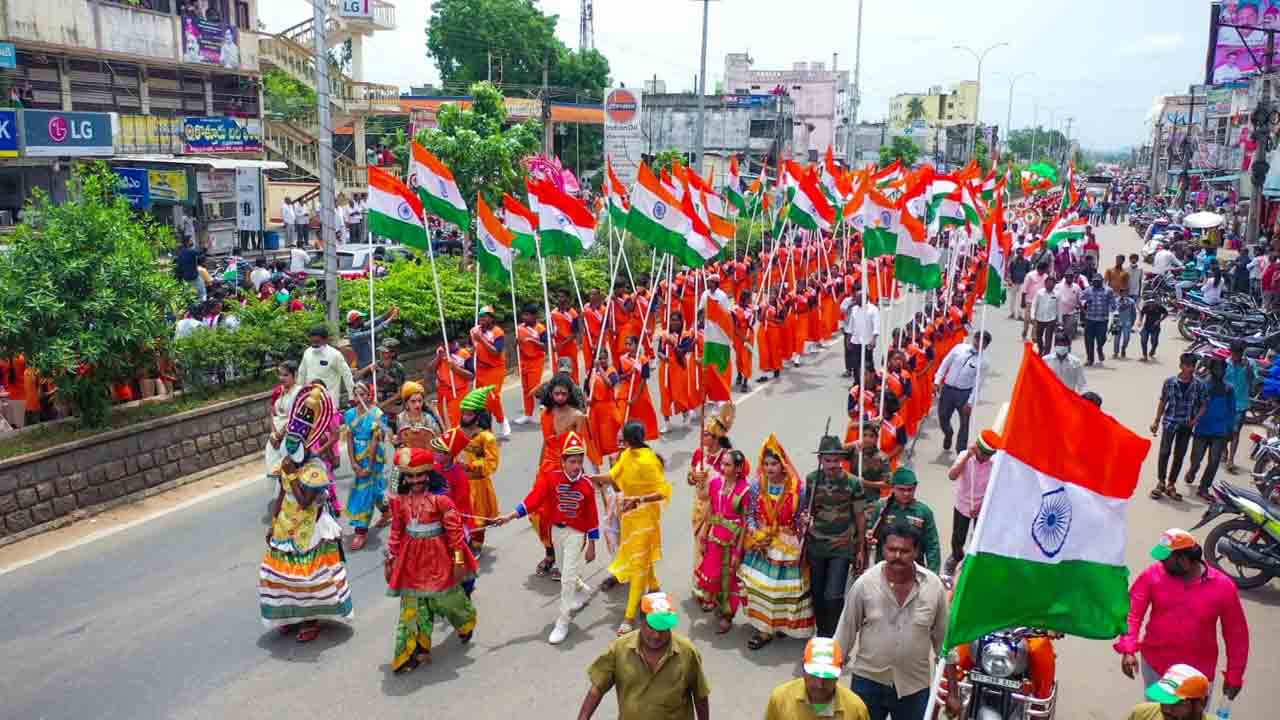 మదినిండా మువ్వన్నెల జెండా