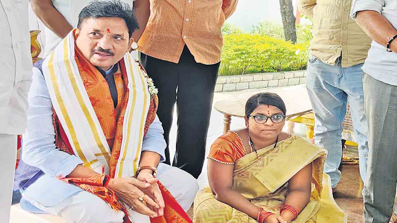 గుడిలో కేంద్ర సహాయ మంత్రికి కుర్చీ.. కింద కూర్చోవాల్సి వచ్చిన దళిత నేత