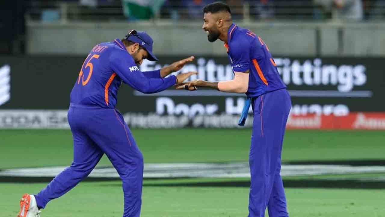 IND vs PAK | ఒకే ఓవర్లో రెండు వికెట్లు తీసిన హార్దిక్.. పాక్ ఐదు వికెట్లు డౌన్