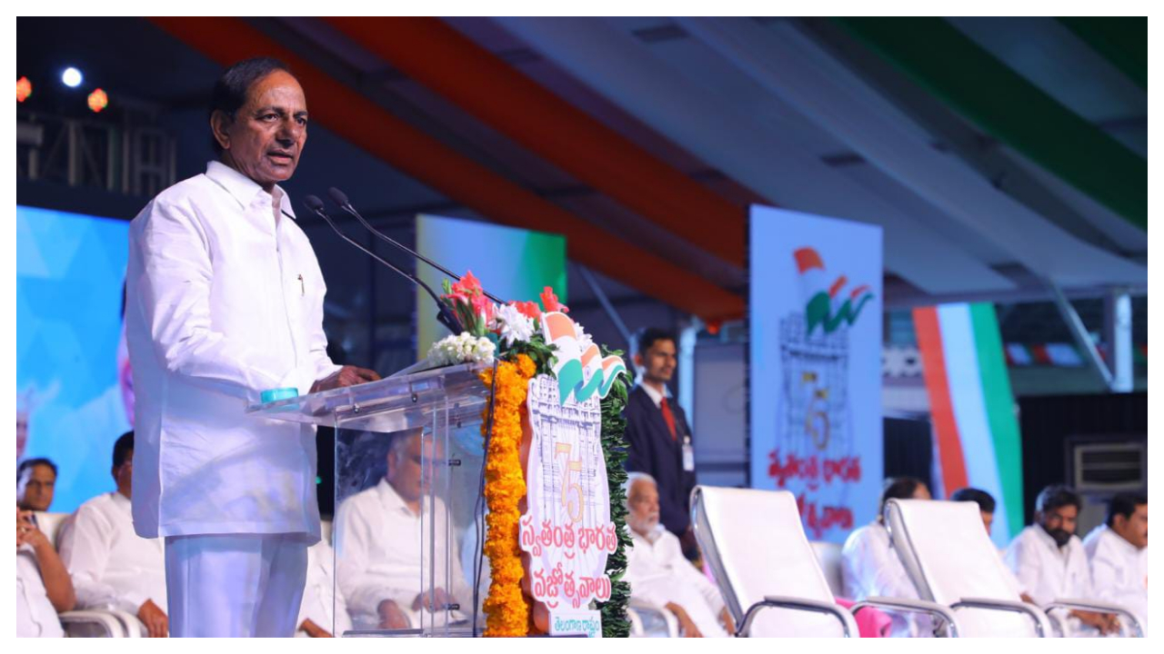 దేశాన్ని ఉన్మాద స్థితిలోకి నెట్టేస్తున్నారు : సీఎం కేసీఆర్