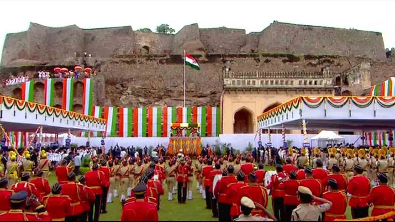 గోల్కొండ కోట‌పై జాతీయ జెండాను ఆవిష్క‌రించిన సీఎం కేసీఆర్