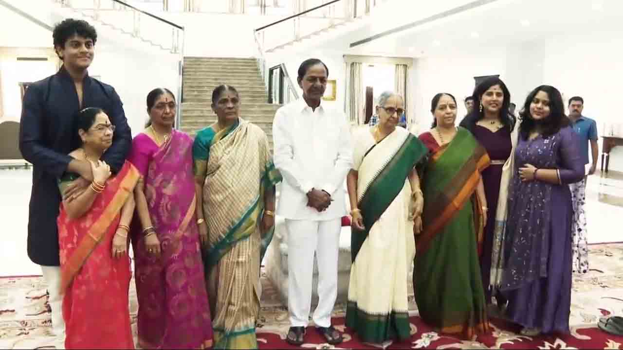 సీఎం కేసీఆర్‌కు రాఖీ క‌ట్టిన సోద‌రీమ‌ణులు.. వీడియో