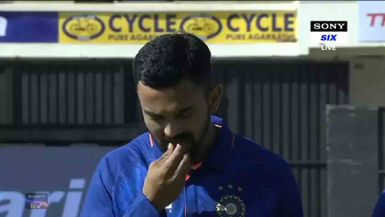 జాతీయ గీతాలాపన టైంలో.. నోట్లో చూయింగ్ గమ్ తీసేసిన రాహుల్