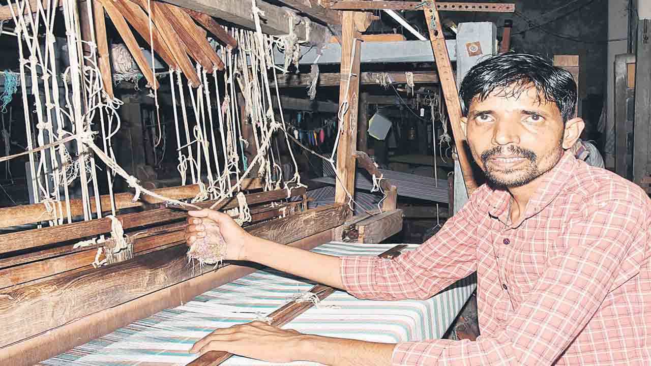 సంక్షోభం నుంచి సంతోషం వైపు