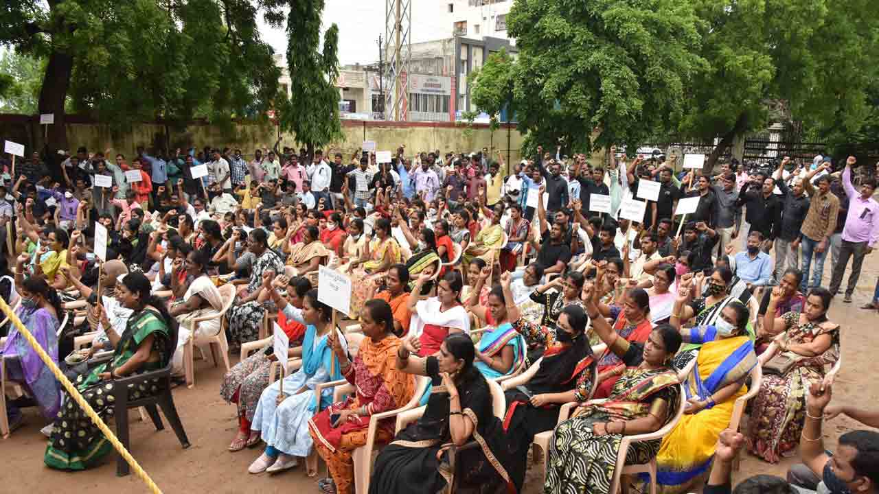 కేంద్రం తీరుపై కరంటోళ్ల కన్నెర్ర