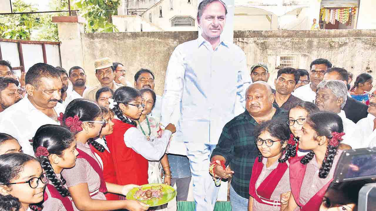 రాఖీ కట్టి.. దీవించి.. సీఎం కేసీఆర్‌పై వెల్లువెత్తిన అభిమానం