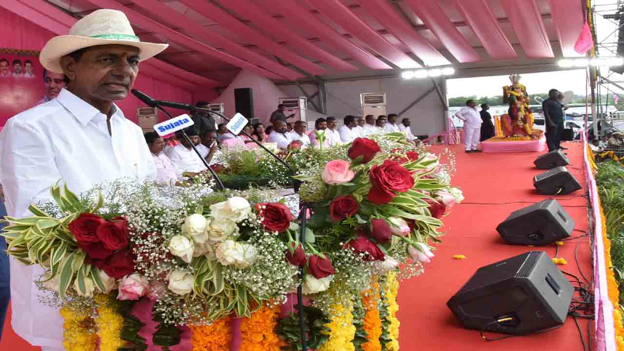 చెప్పులు మోసే గులాంలు.. కారుకూతలు కూస్తుండ్రు