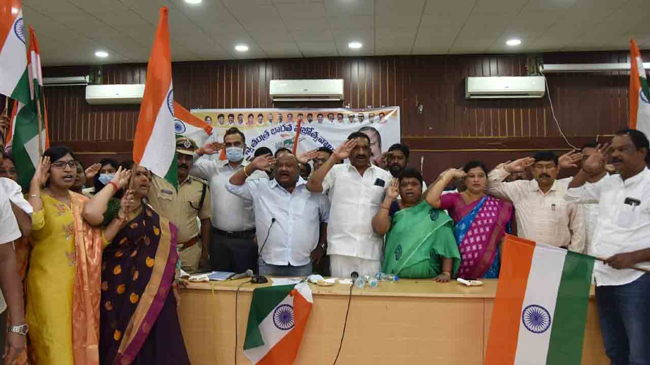 ప్రతి ఇంటిపైనా జెండా ఎగురాలి