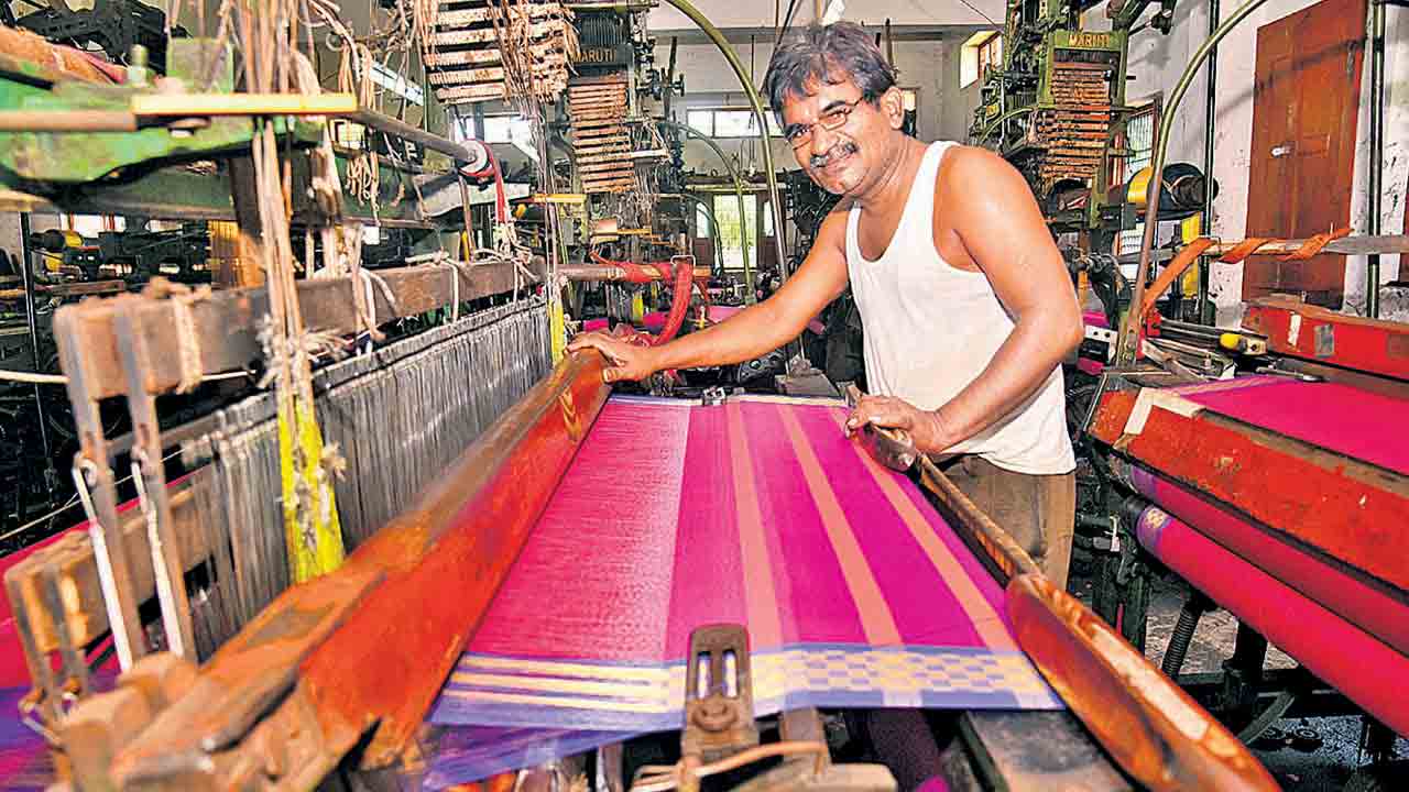 చేనేతకు ధీమా నేతన్న బీమా