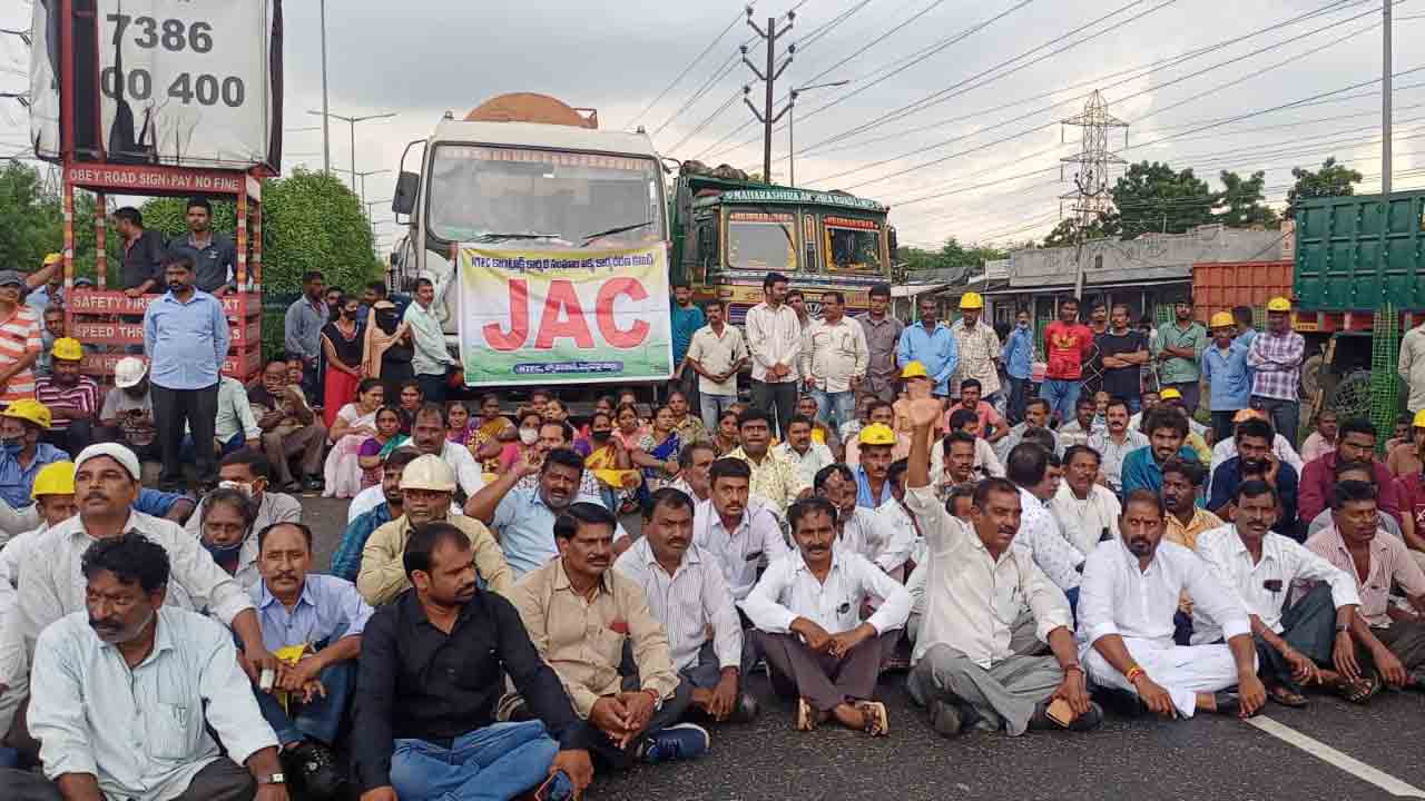ఎన్టీపీసీలో కార్మికుల రాస్తారోకో