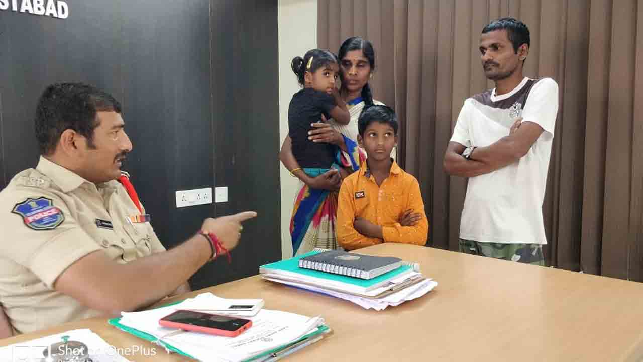 సార్‌.. మా డాడి తాగొచ్చి మమ్మీని కొడుతుండు