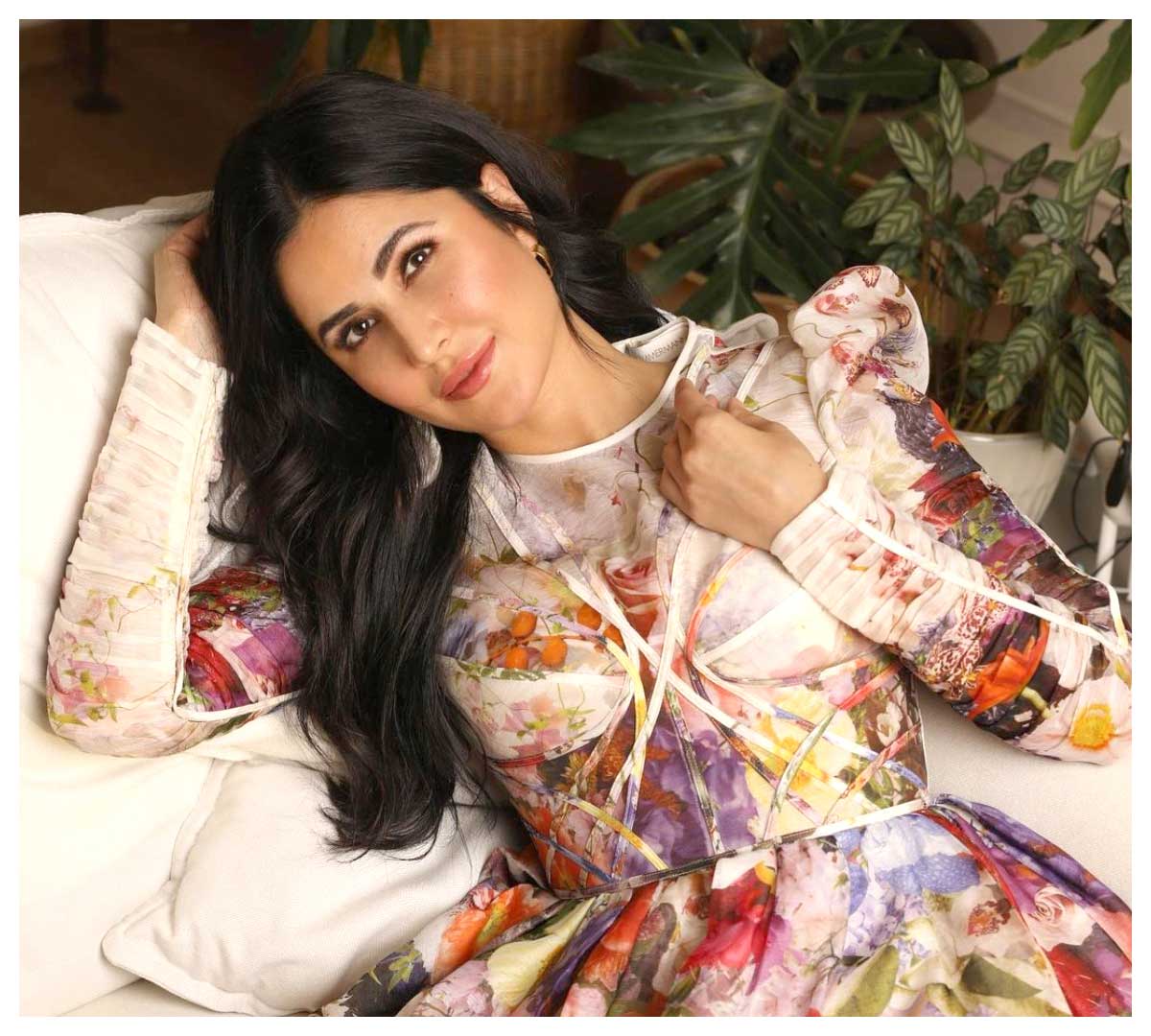 Katrina Kaif | కవ్వించే చూపులతో మత్తెక్కిస్తున్న కత్రినా కైఫ్..