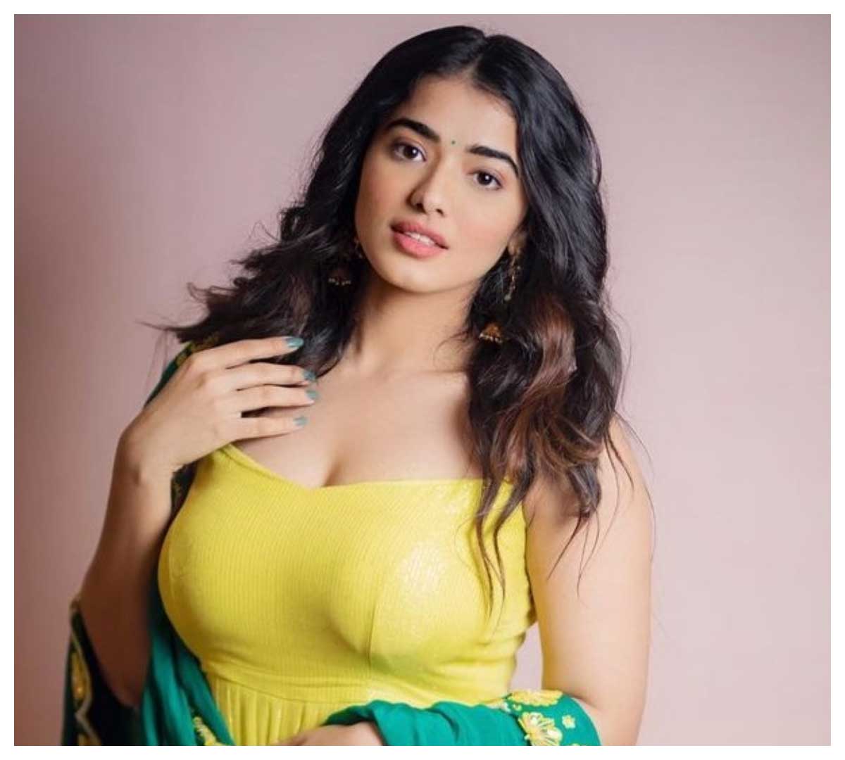 Ketika Sharma | హాట్ పోజుల‌తో కిక్కెక్కిస్తున్న కేతిక శ‌ర్మ‌..