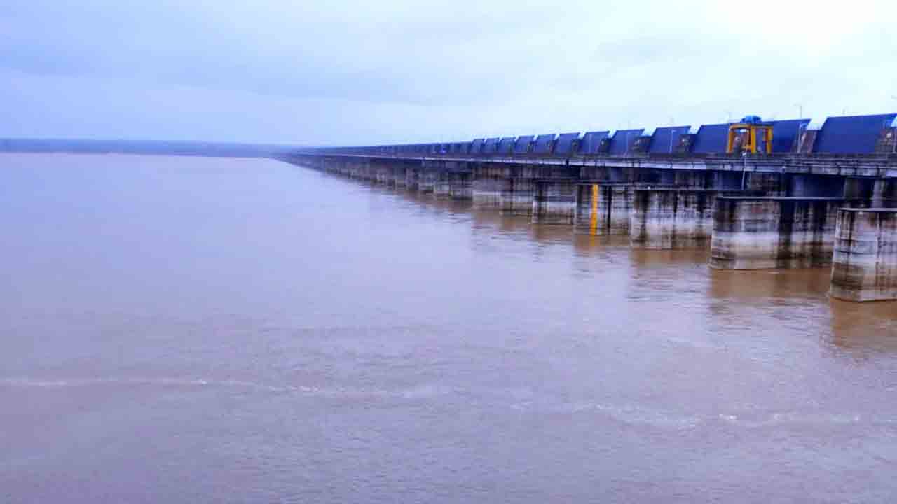 Laxmi Barrage | లక్ష్మీ బరాజ్‌కు పెరుగుతున్న వరద