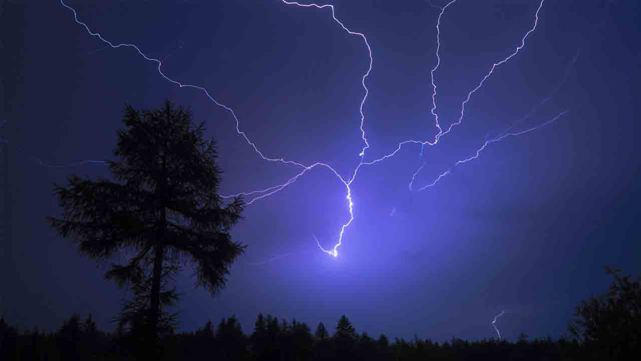 భూపాలపల్లిలో పిడుగుపాటుకు ఇద్దరు మృతి