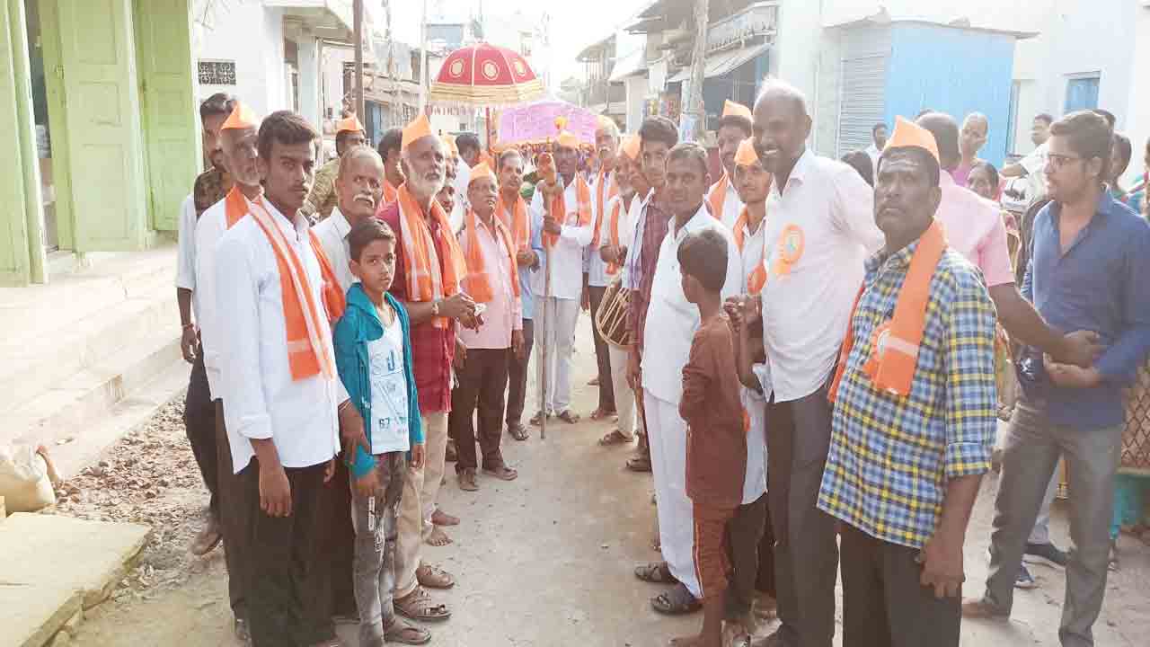 భక్తిశ్రద్ధలతో అగ్నిగుండ ప్రవేశం