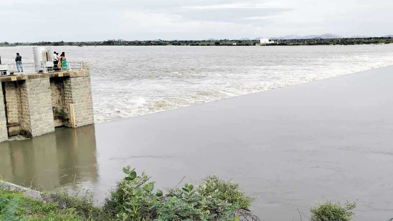 ప్రాజెక్టులకు స్థిరంగా వరద
