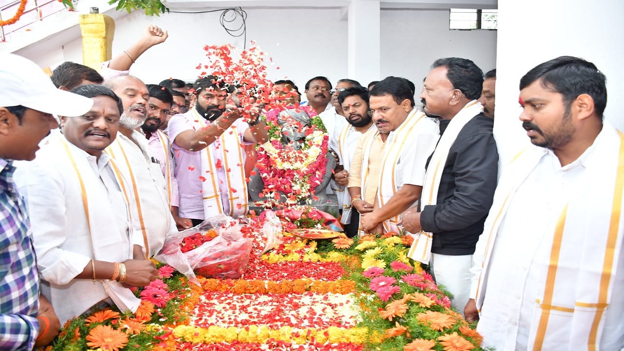 అభివృద్ధి పనుల్లో వేగం పెంచాలి