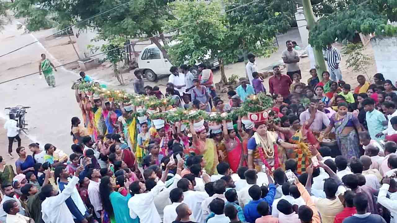 భక్తిశ్రద్ధలతో బోనాల ఉత్సవాలు