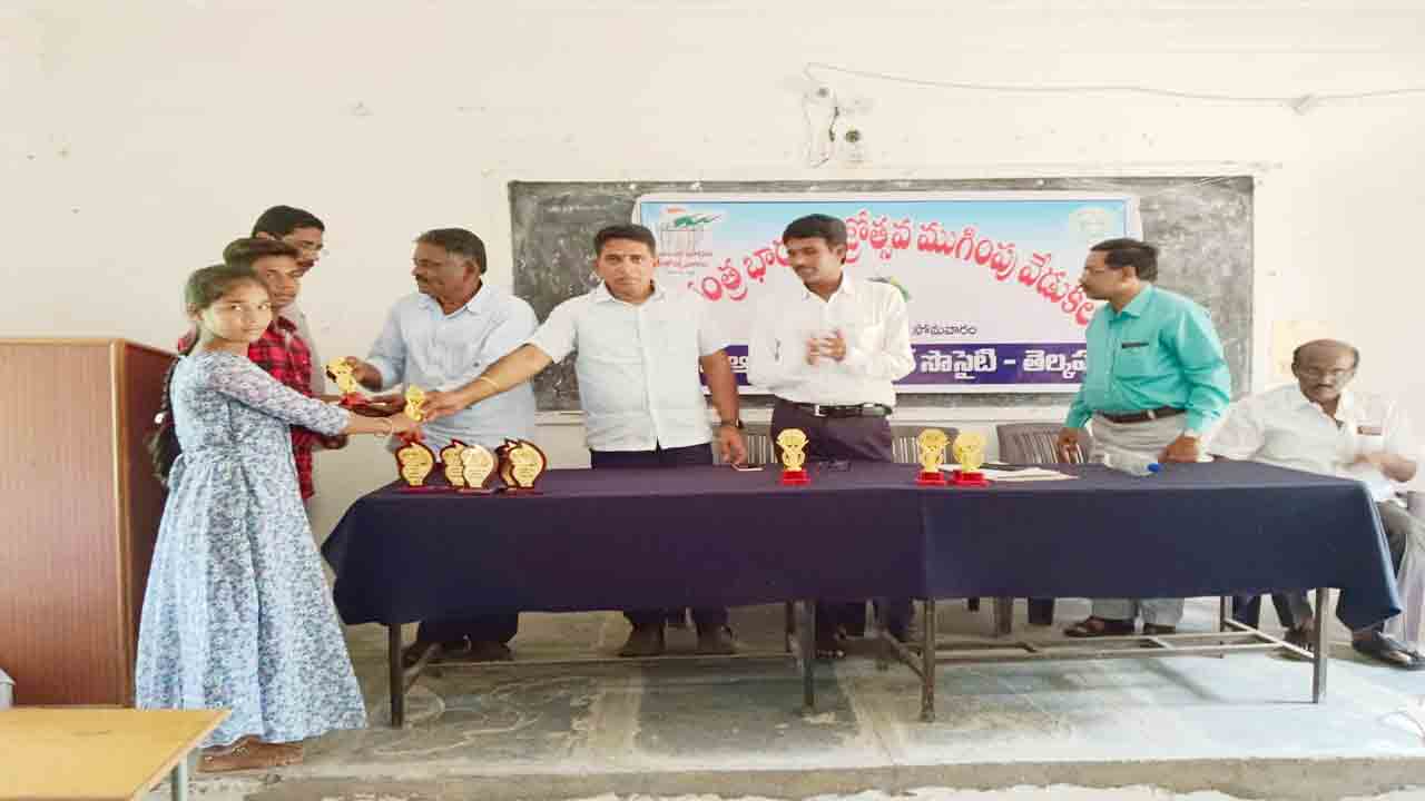 జాతీయభావం కలిగి ఉండాలి