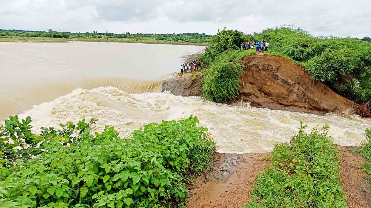 ఎడతెరిపి లేకుండా వర్షం