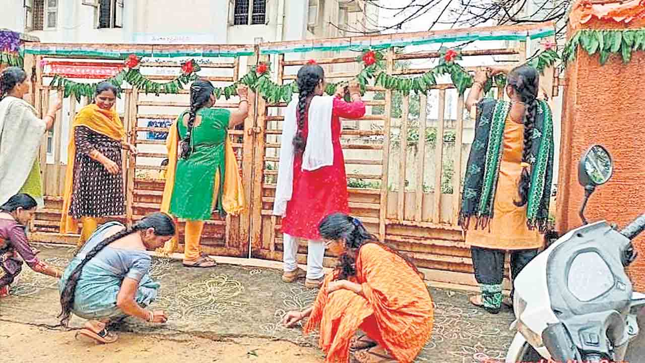 వజ్రోత్సవాలకు ముమ్మర ఏర్పాట్లు