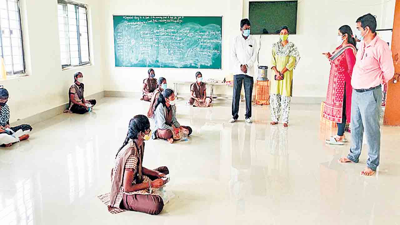 10 మంది విద్యార్థులకు కరోనా