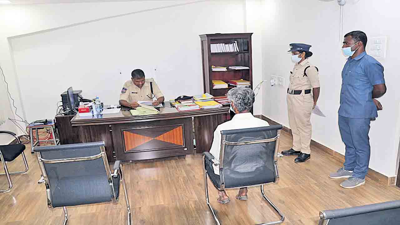 అర్జీదారుల సమస్యలు పరిష్కరించాలి