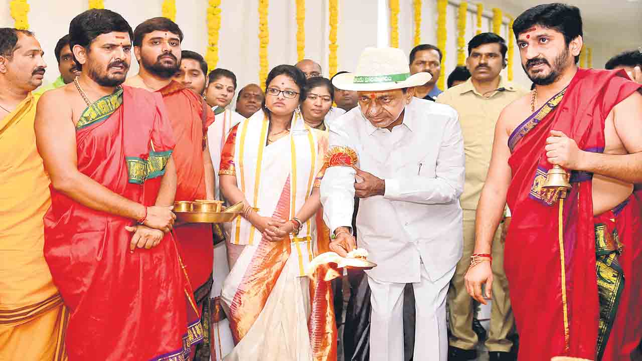 వికారాబాద్‌ కలెక్టరేట్‌కు సీఎం కేసీఆర్‌ ప్రారంభోత్సవం