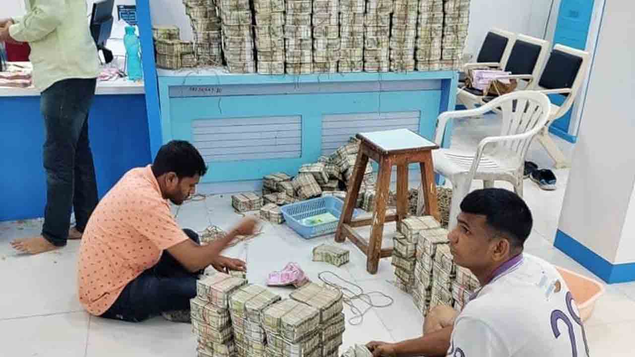 స్థిరాస్తి వ్యాపారి ఇంట్లో IT సోదాలు.. రూ.390 కోట్ల ఆస్తులు స్వాధీనం