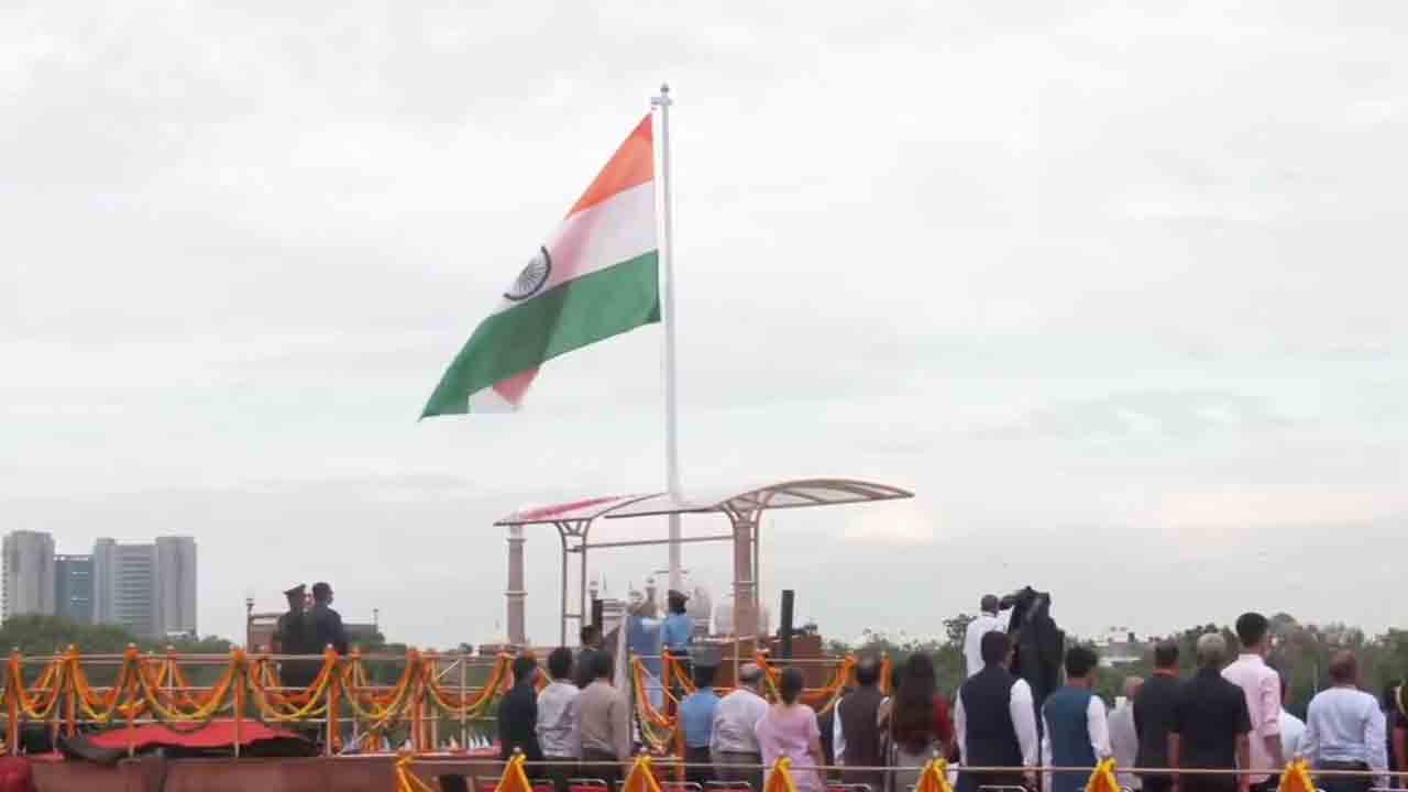 ఎర్రకోటపై త్రివర్ణ పతాకాన్ని ఆవిష్కరించిన ప్రధాని మోదీ