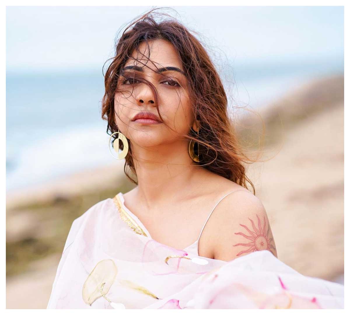 Madonna Sebastian | చూపుల‌తో మ‌త్తెక్కిస్తున్న మ‌డోన్నా సెబాస్టియ‌న్‌..