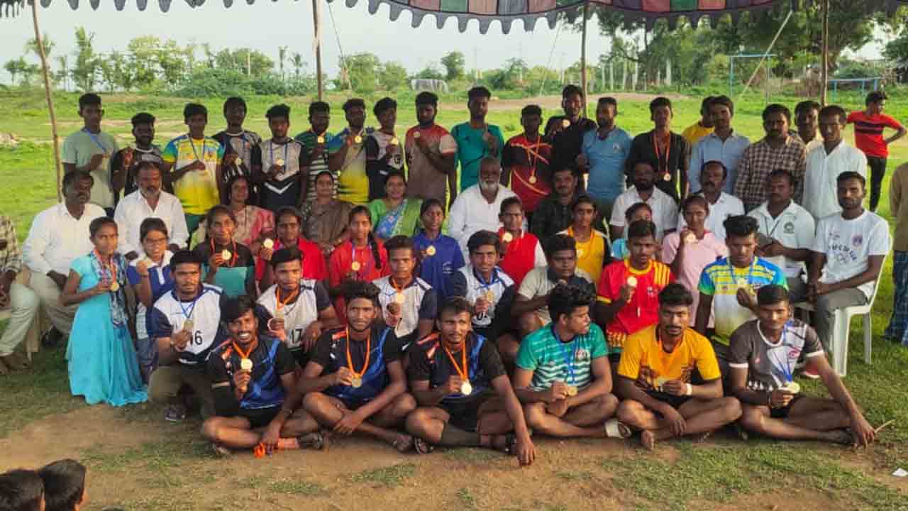 చదువుతోపాటు క్రీడల్లో రాణించాలి