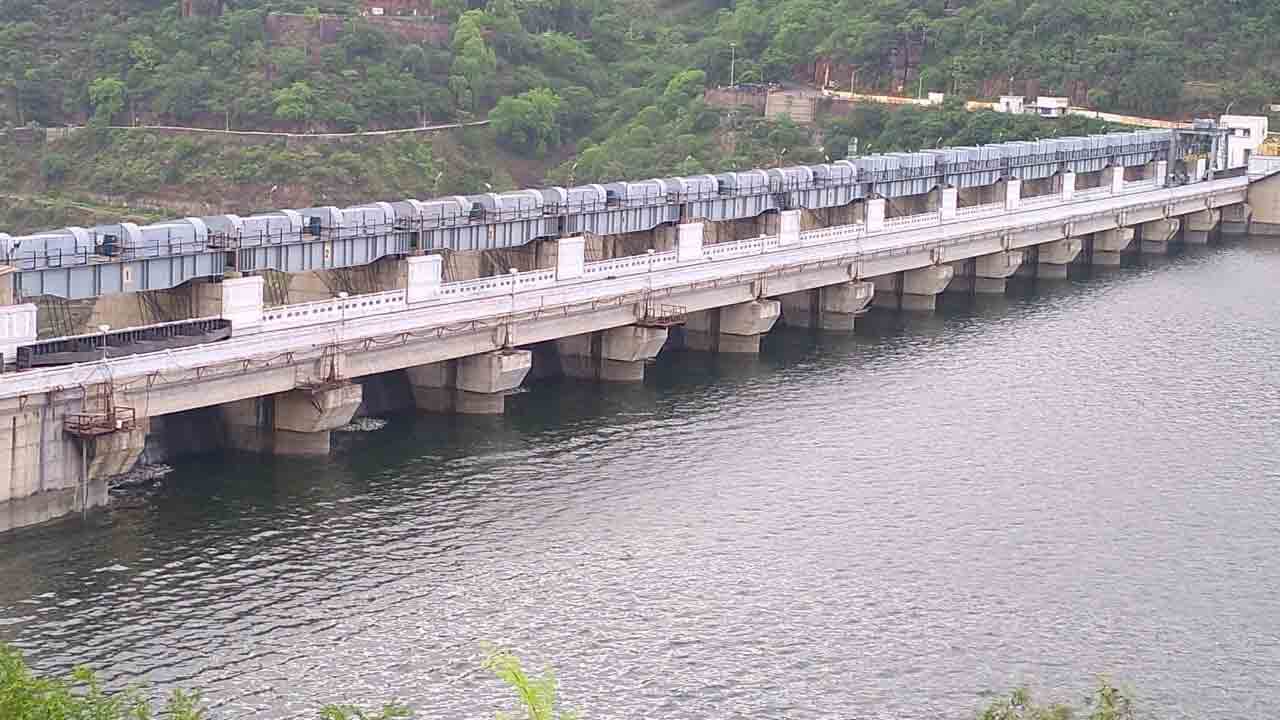 స్వల్పంగా పెరిగిన వరద