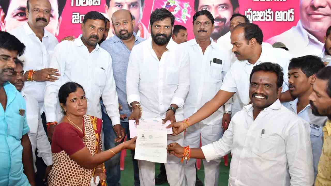 కాంగ్రెస్‌ నేతకు టీఆర్‌ఎస్‌ అండ