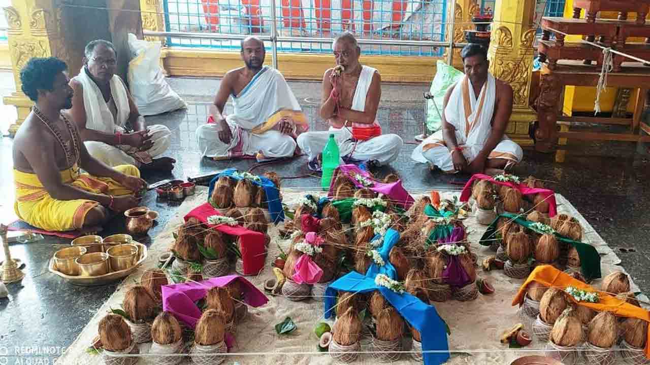 భక్తిశ్రద్ధలతో పవిత్రోత్సవాలు