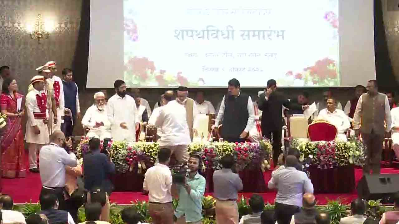 కొలువుదీరిన మహారాష్ట్ర మంత్రివర్గం..